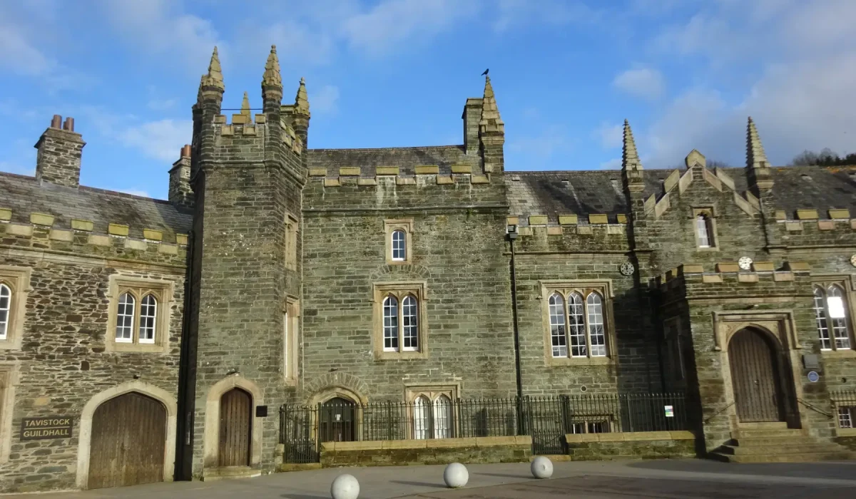 WALKS - ATTRACTIONS TAVI GUILDHALL - TAVISTOCK - Tavistock guildhall/town